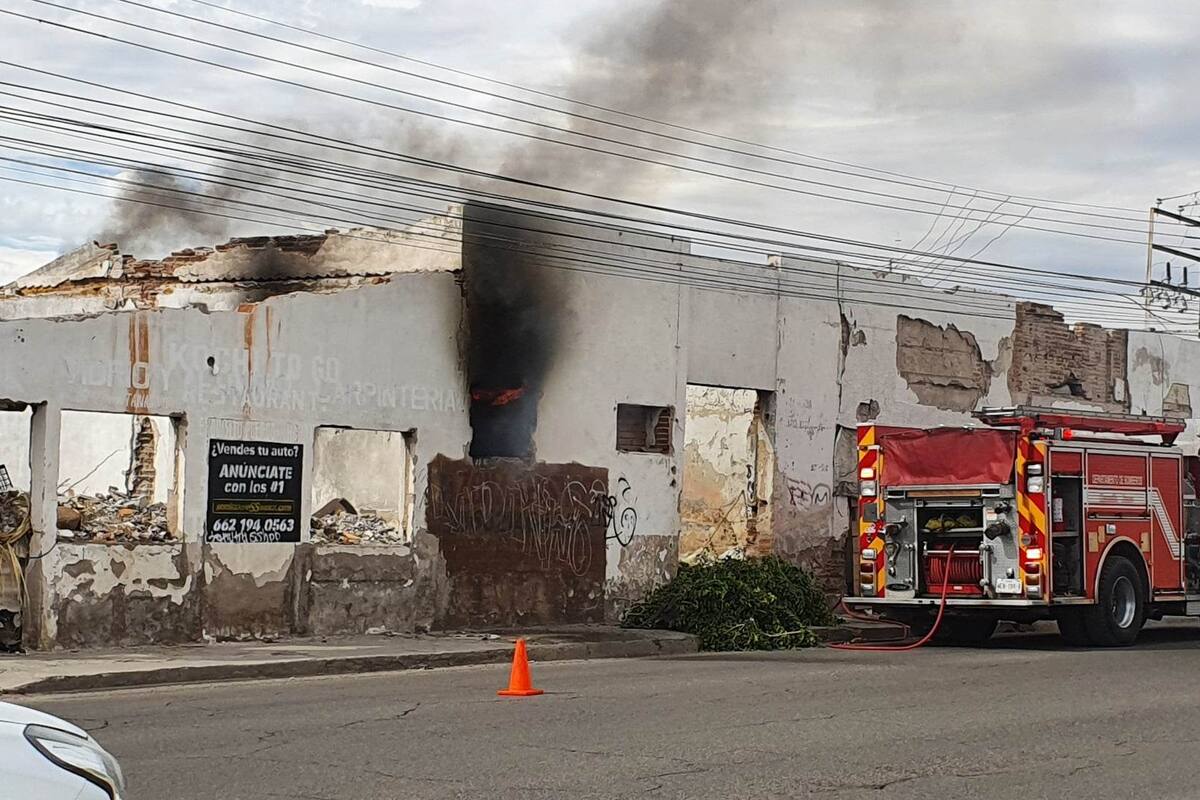Personas sin hogar incendian casa abandonada llena de basura en Hermosillo