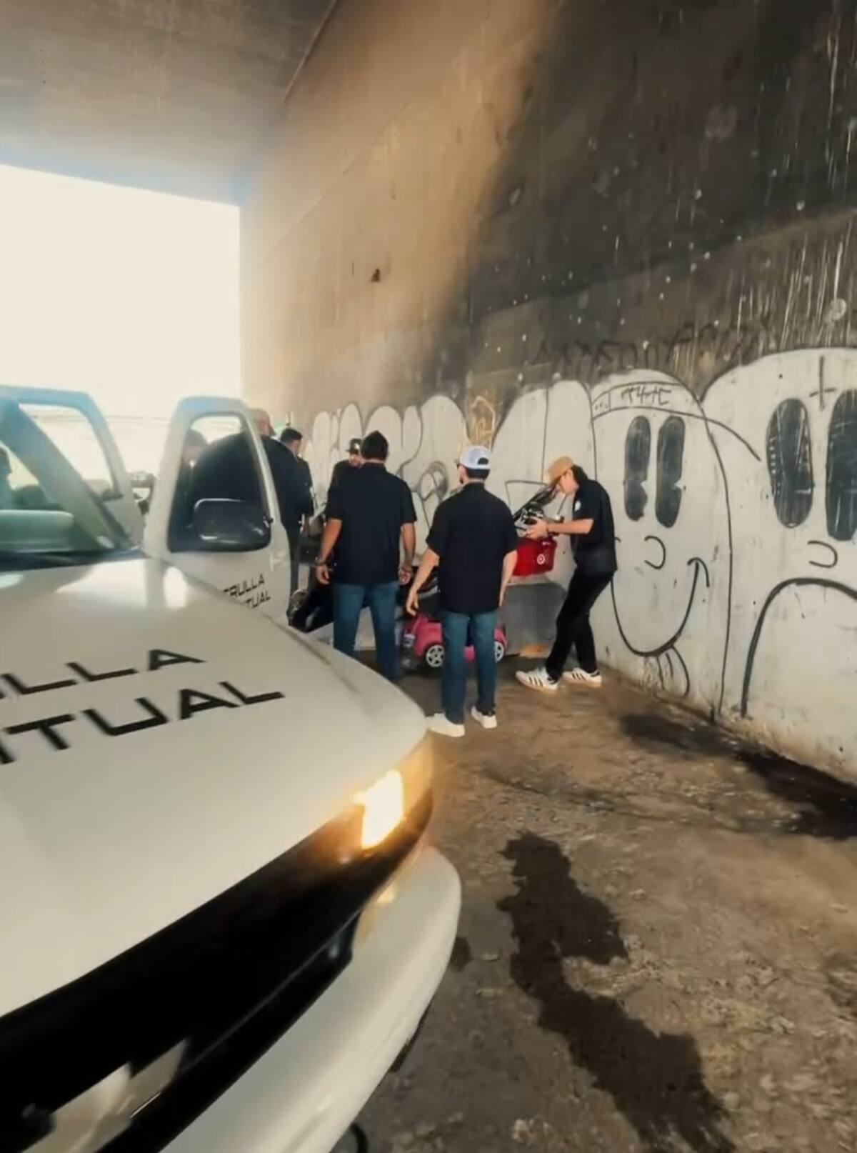 Escenas del video que se filmó en la canalización. | Foto: cortesía