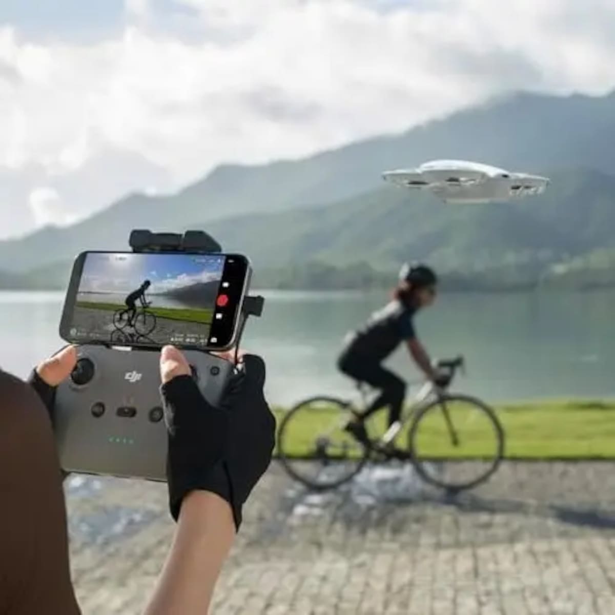 El dron puede controlarse por aplicación, voz y control remoto. | Foto: Mercado Libre