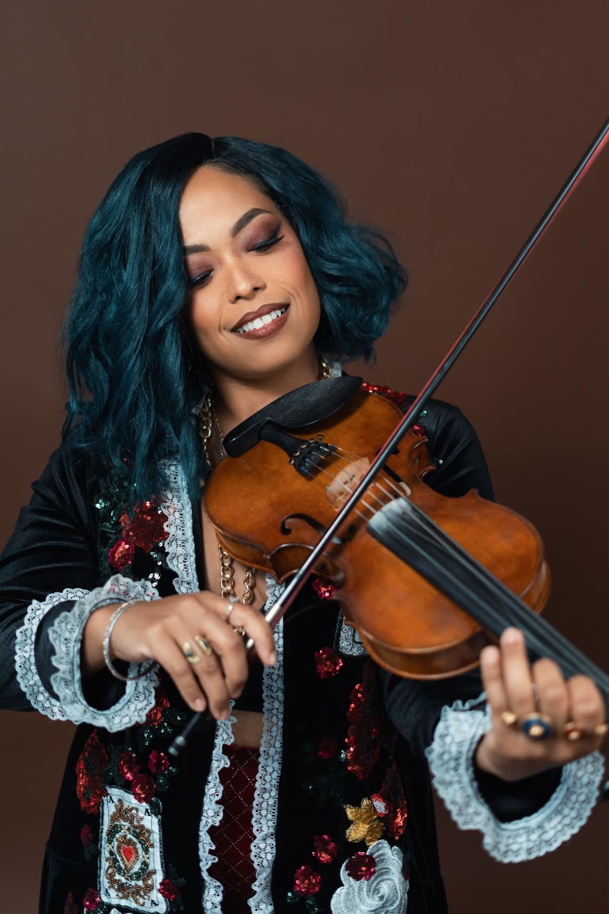 La artista ofrecerá dos conciertos íntimos en The Jai, combinando mariachi contemporáneo con jazz, cumbia y baladas emotivas. Foto: Cortesía