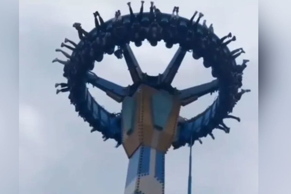 Personas quedan atrapadas de cabeza tras fallo en juego mecánico captado en VIDEO