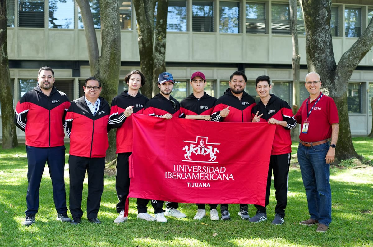 Los deportistas ganadores con directivos de la Ibero Tijuana.
