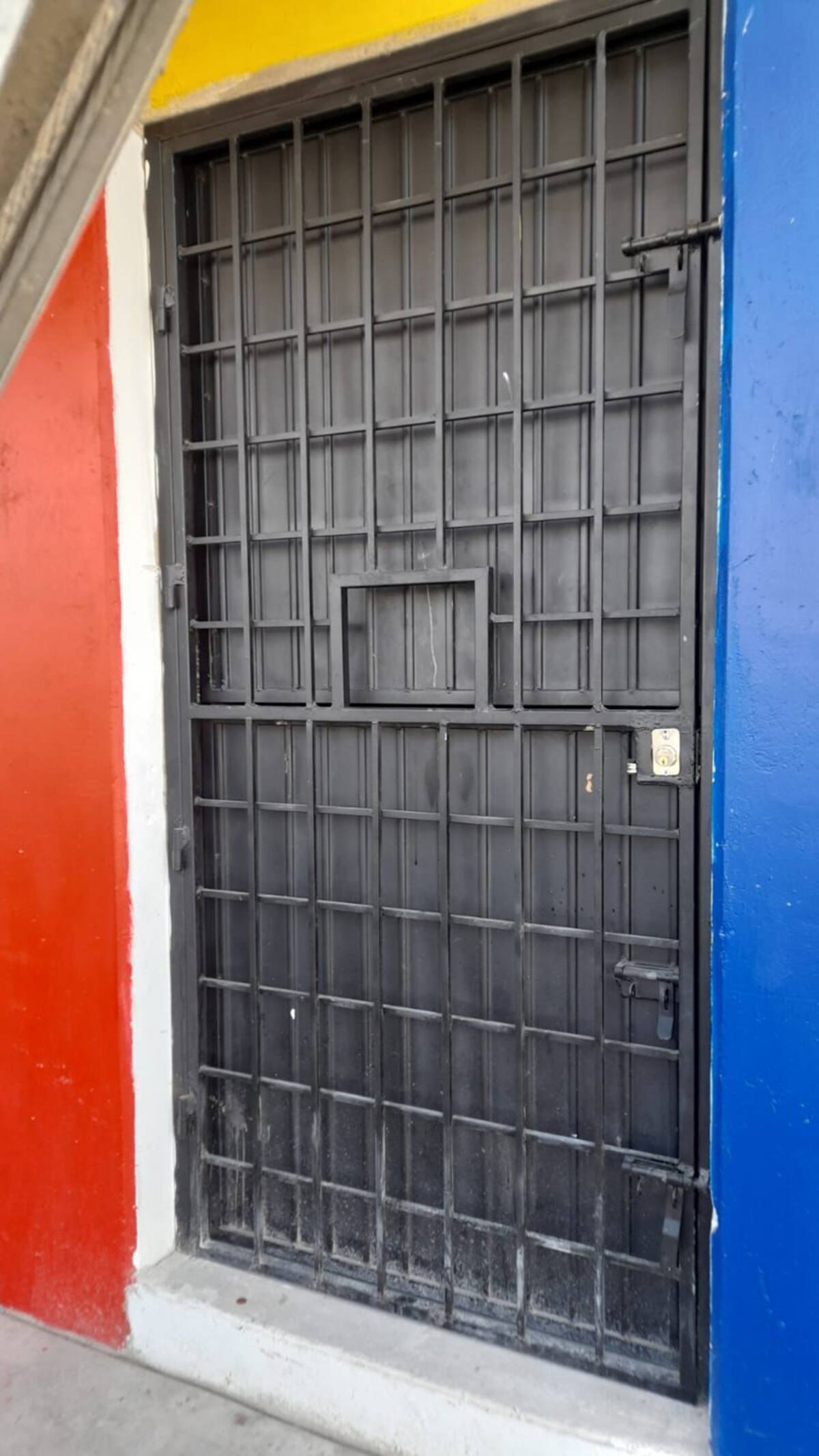 Según informan los vecinos, por las noches se despacha alcohol por una ventana en una de las puertas.