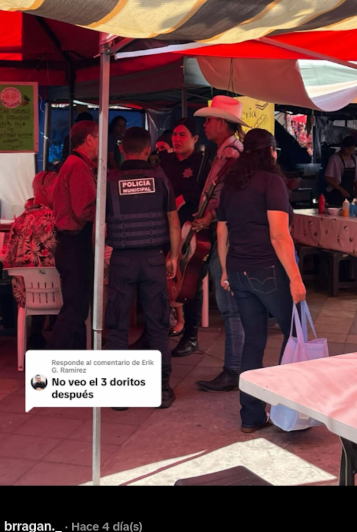 Turista estadounidense intenta callar a músico que tocaba en un tianguis y comerciantes lo enfrentan al asegurar que el artista “solo estaba trabajando” | captura de video
