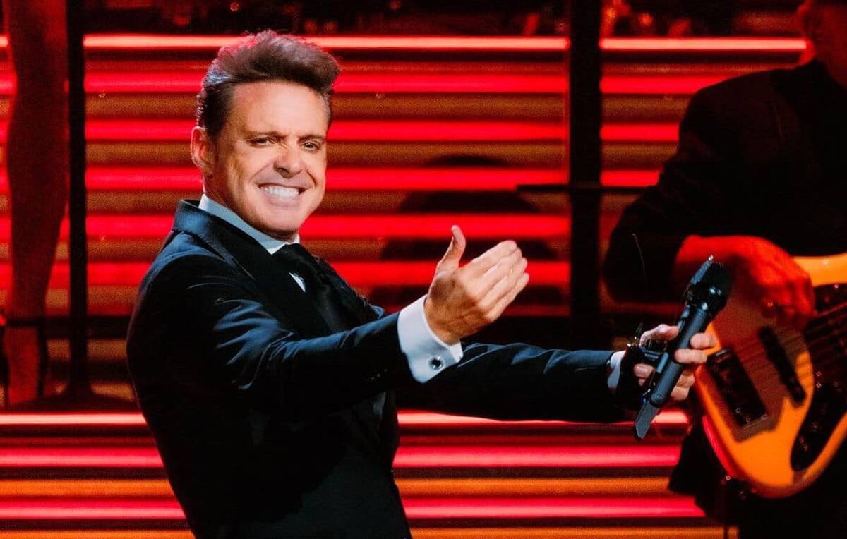 Luis Miguel continúa con su gira.