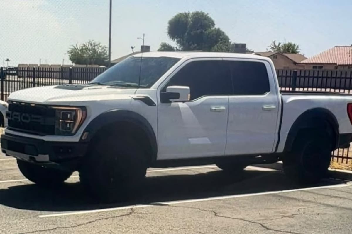 Sujetos armados en falso vehículo policial despojan de pick up a padre e hijo en carretera Mariano Abasolo