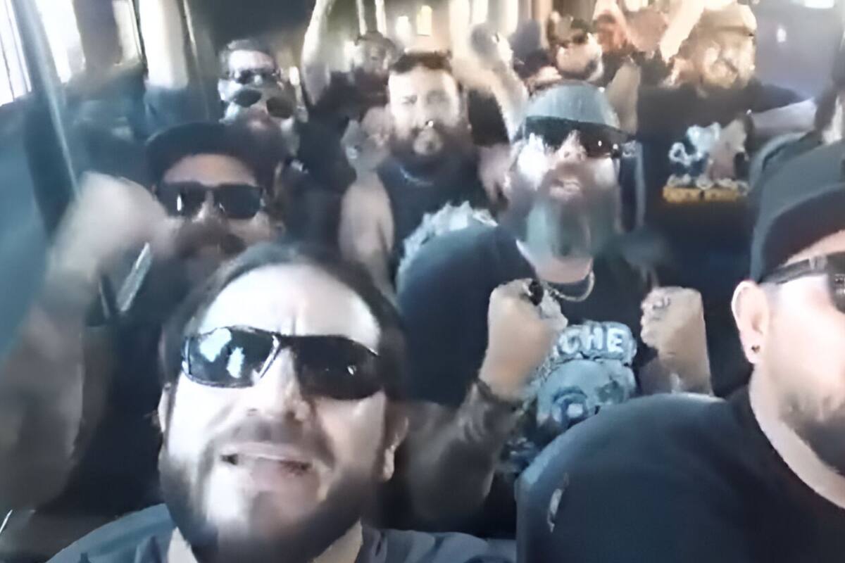 VIDEO: Metaleros se viralizan por cantar tema de Yuri en autobús y sorprenden a usuarios