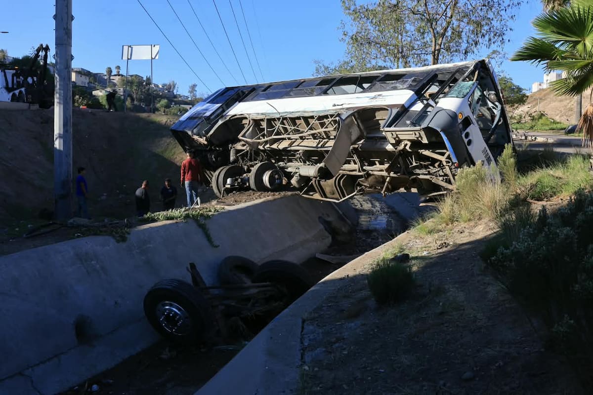 Vuelca camión de transporte de personal en el Libramiento Rosas Magallón de Tijuana