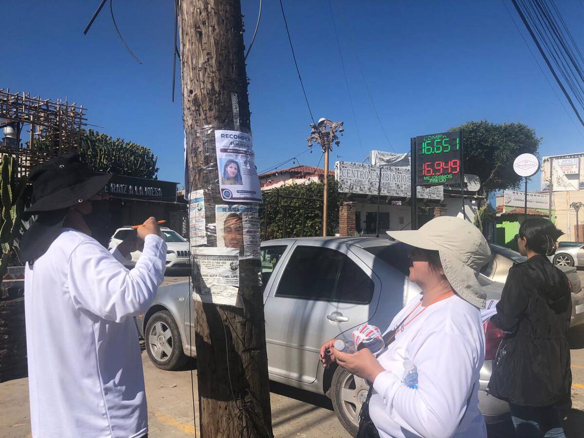 Julia Isabel Martínez Solano y su esposo acudieron a Rosarito a pegar volantes para localizar a Beatriz García Martínez.