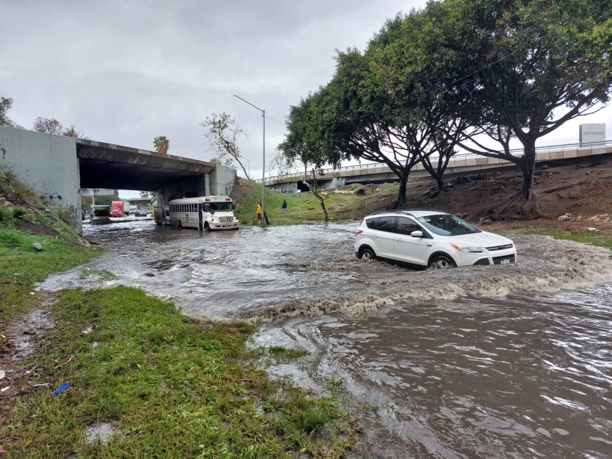 Algunas vialidades presentaron encharcamientos e inundaciones.