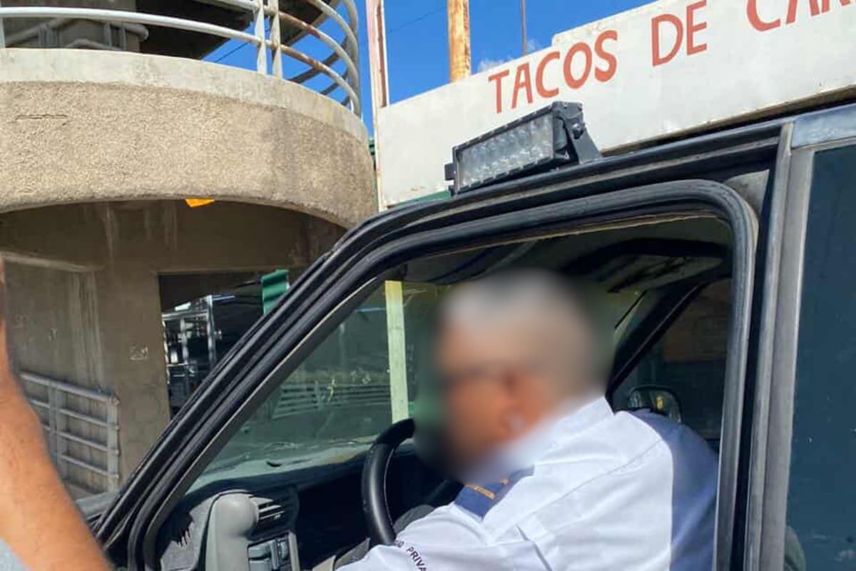 Guardia en auto “chocolate” choca y huye