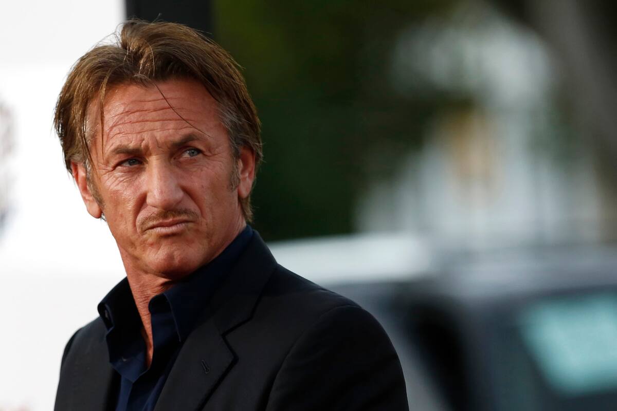 Captan a Sean Penn sometiéndose a la prueba de COVID-19