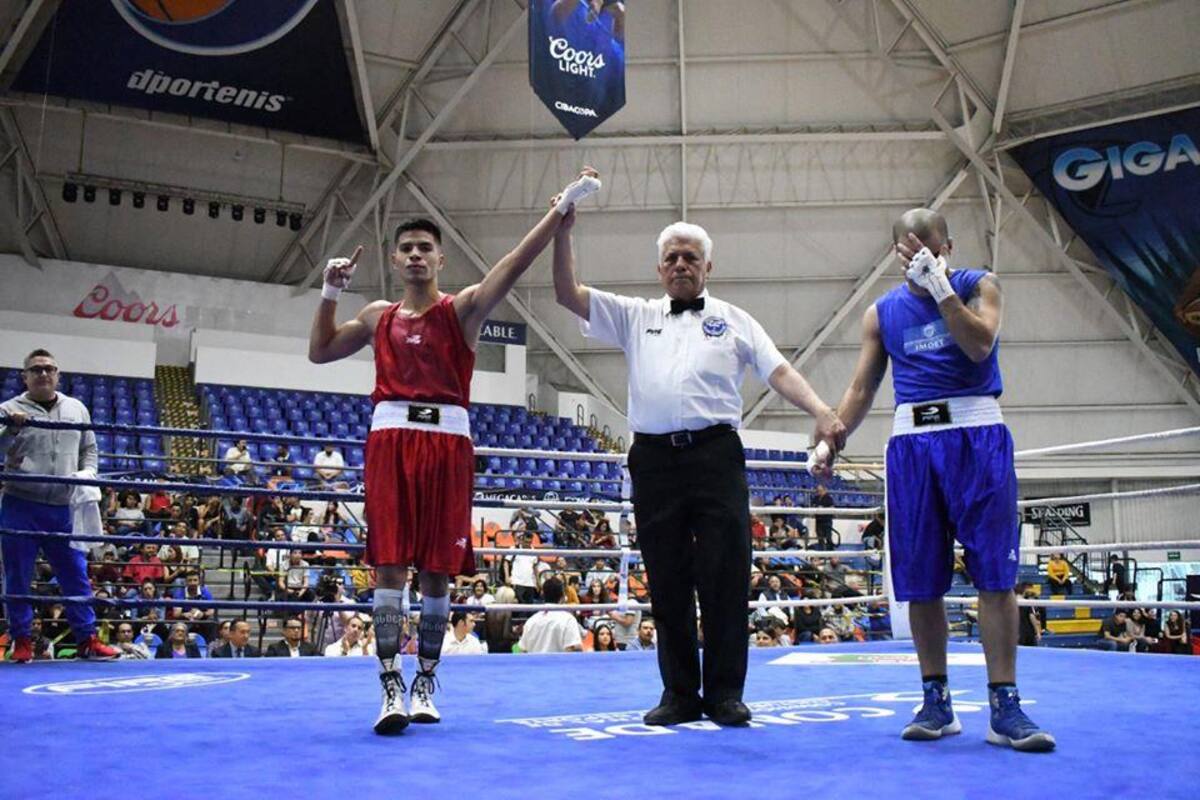Boxeador Miguel Vega pega dos veces