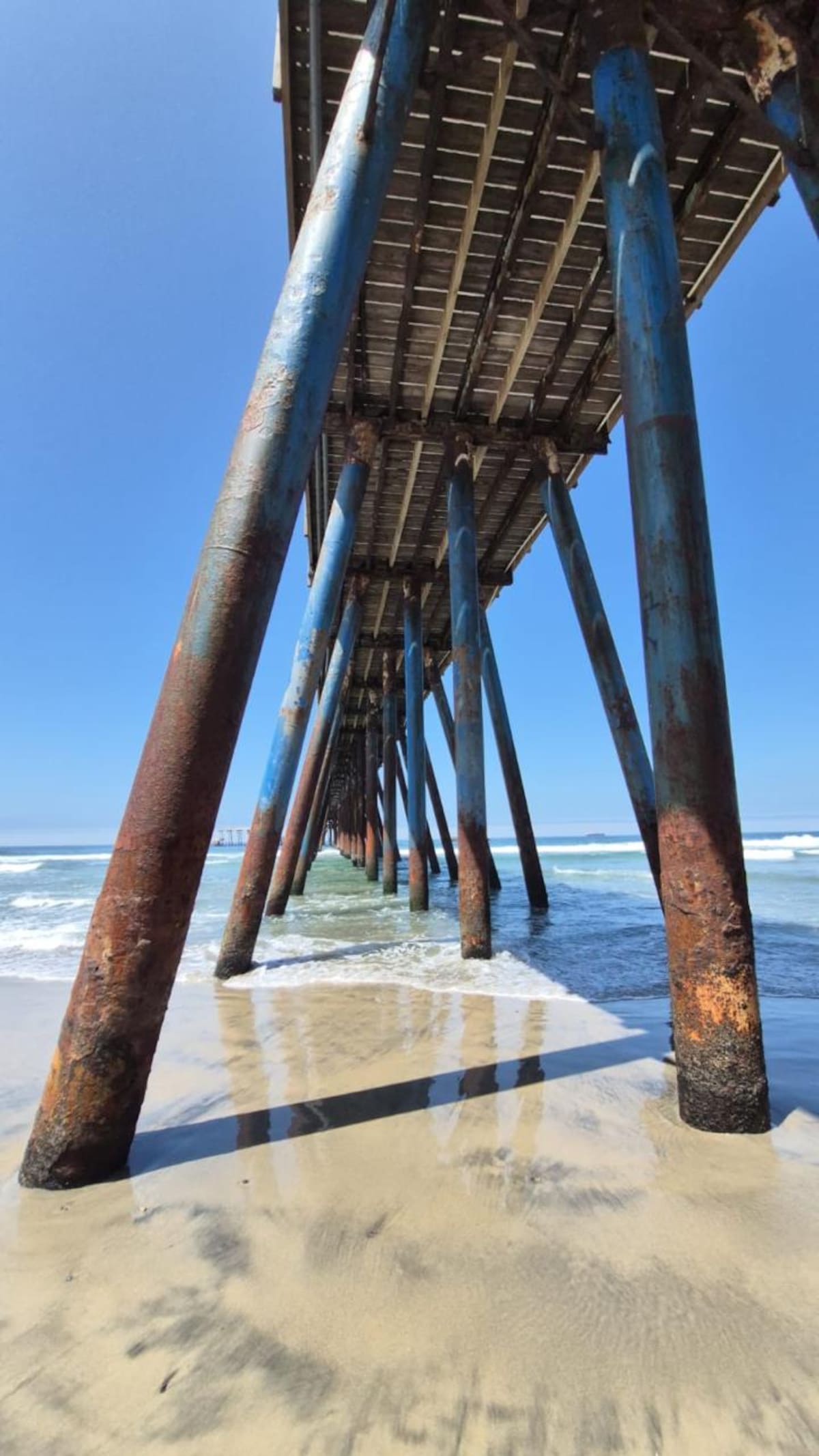 La sección del muelle de Rosarito que colapsó hace tres años será demolida tras descartarse su reconstrucción por el alto costo que representaría recuperar la estructura completa. Foto: Carmen Gutiérrez.