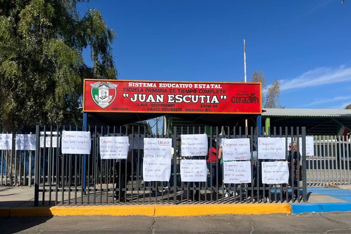 Toman madres de familia primaria “Juan Escutia” por problemas en drenaje, luz y falta de maestros