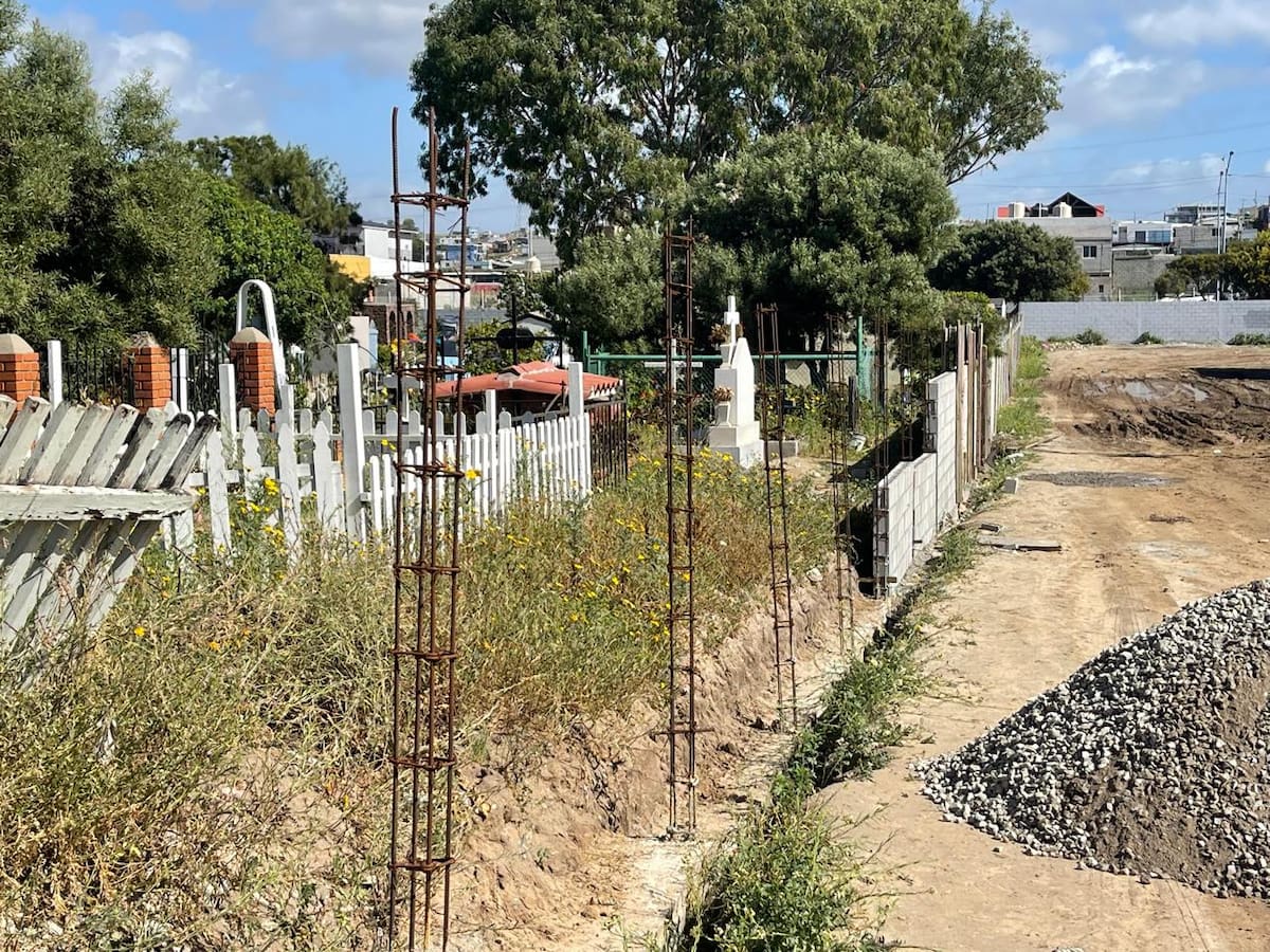 Las obras de construcción de la barda perimetral en el panteón municipal de Rosarito se encuentran detenidas y con retraso de meses en su entrega, por lo que este espacio sigue sin protección para impedir el paso libre por el camposanto. Foto: Carmen Gutierrez
