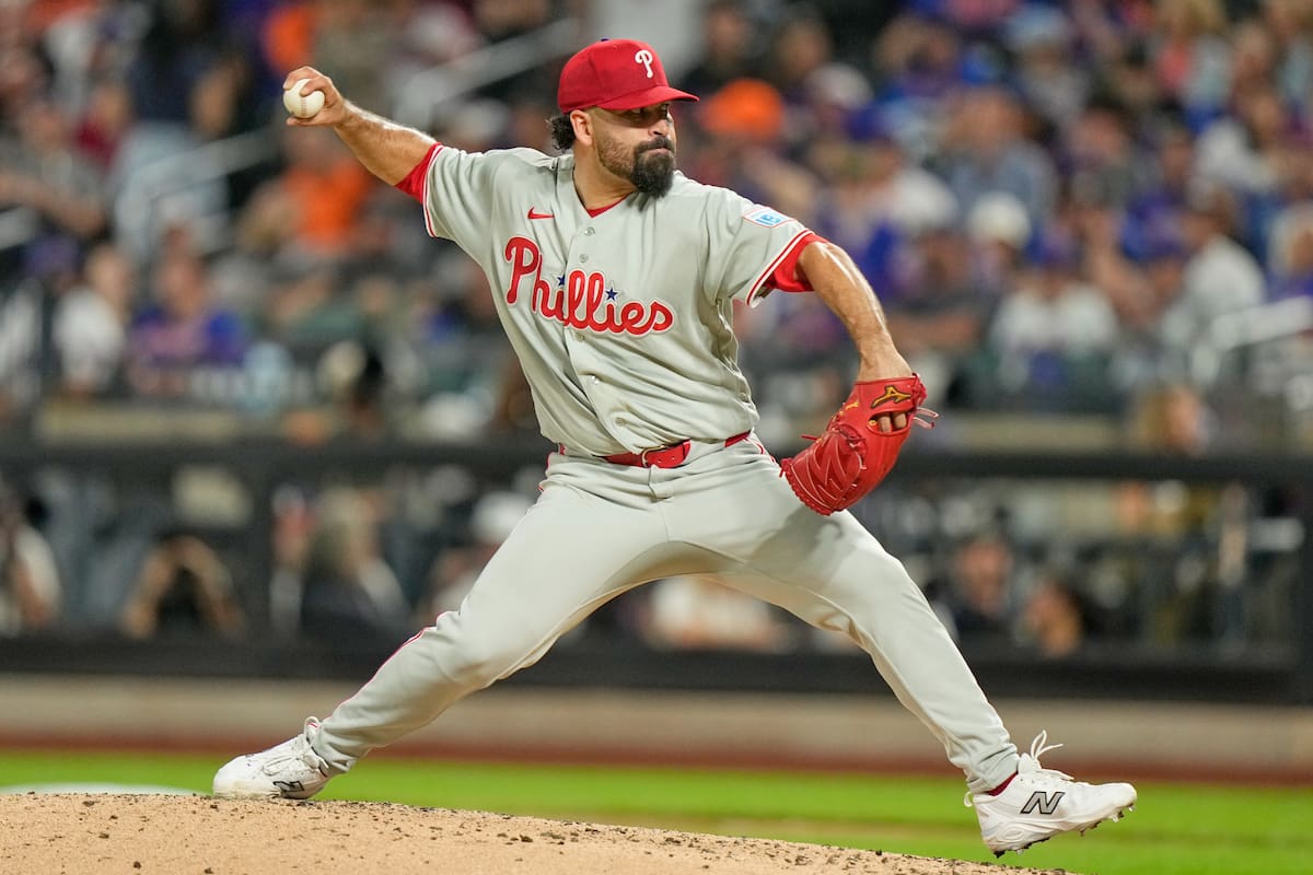 El pitcher mexicano José Urquidy, de los Phillies de Philadelphia, lanza durante la cuarta entrada del juego de beisbol contra los Mets de Nueva York, el viernes 18 de septiembre de 2026, en Nueva York. (AP Photo/Seth Wenig)