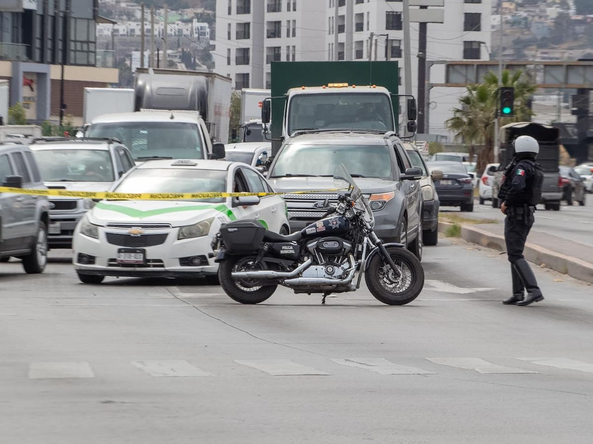 El accidente dejó daños materiales y afectaciones a la circulación por varias horas en el bulevar Manuel J. Clouthier. Border Zoom