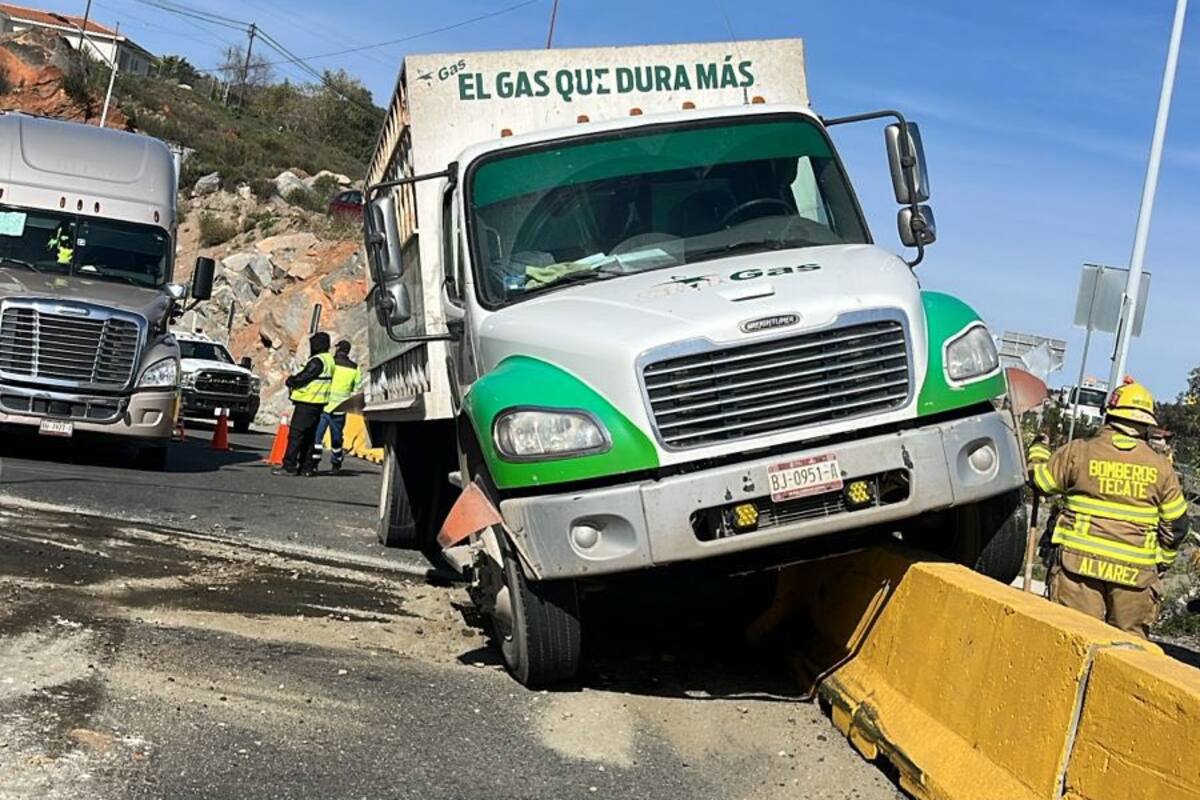 Camión de gasera termina sobre barreras de concreto en carretera de Tecate