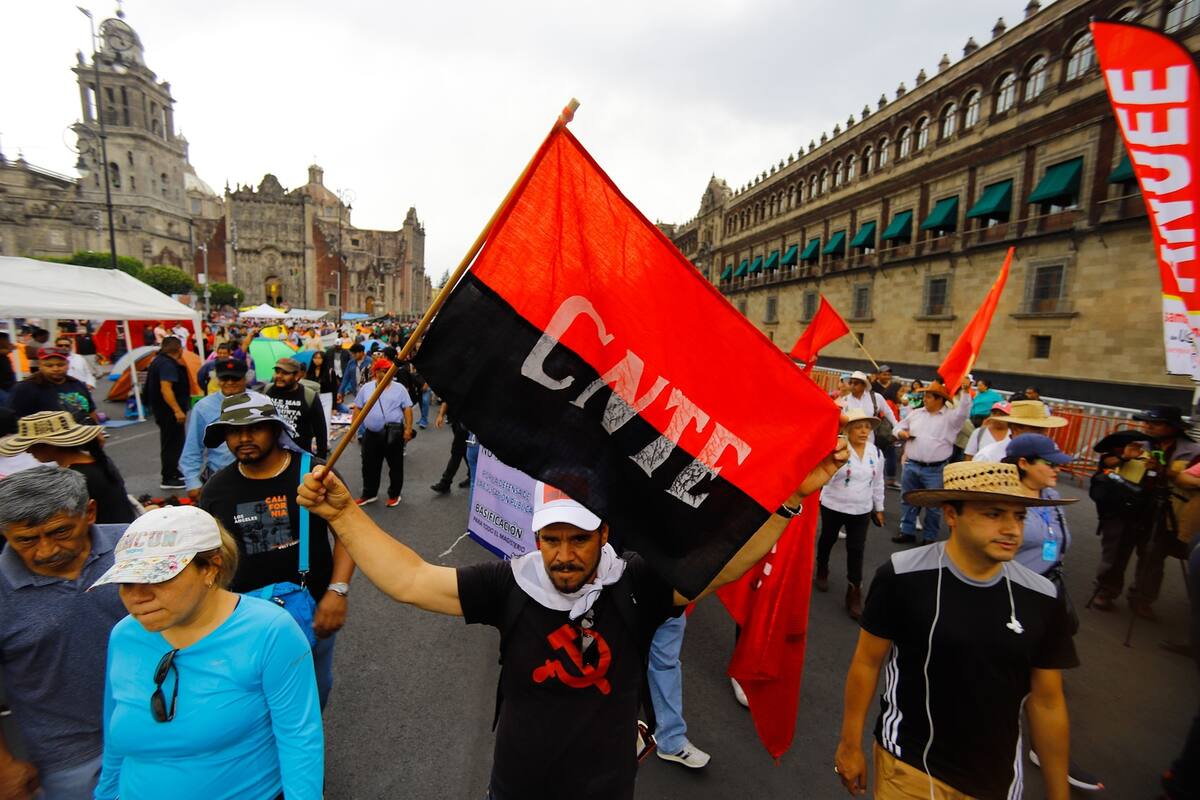 Continua plantón de CNTE en Zócalo; Maestros no están satisfechos con el incremento salarial del 13%