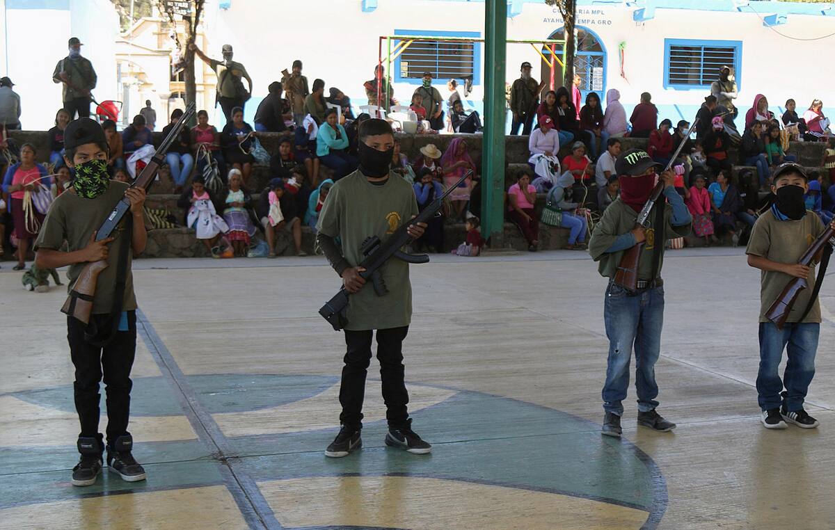 Menores son incorporados a las autodefensas hoy en la comunidad de Ayahualtempa, municipio de José Joaquín de Herrera, estado de Guerrero. Foto: EFE/José Luis de la Cruz