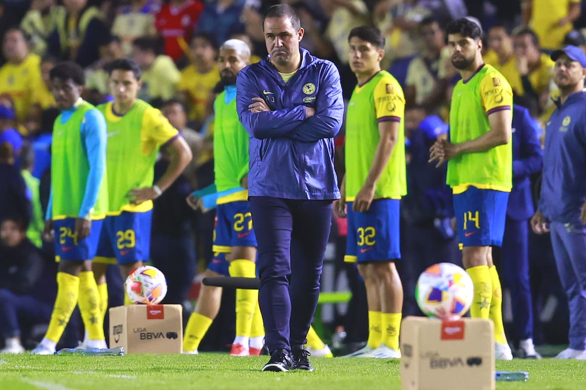 El entrenador Andre Jardine de América, observa como su equipo es eliminado en Concacaf. EFE/ Sáshenka Gutiérrez