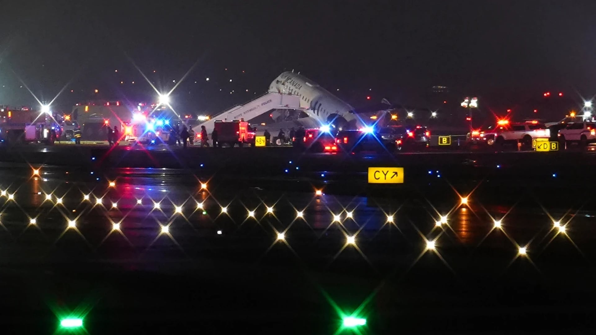 Un avión regional de Air Canada colisionó con un vehículo en LaGuardia, provocando el cierre temporal del aeropuerto. (Crédito: Associated Press (AP))