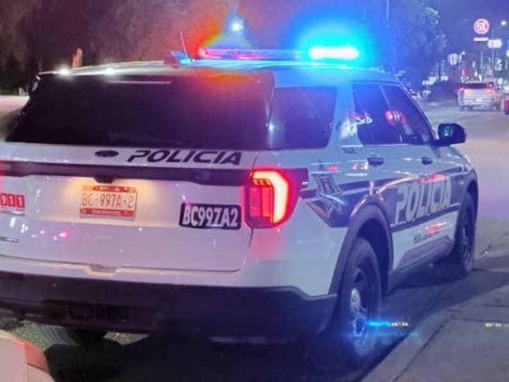 Sale de la carretera y vuelca su vehículo; un fallecido y una lesionada de gravedad