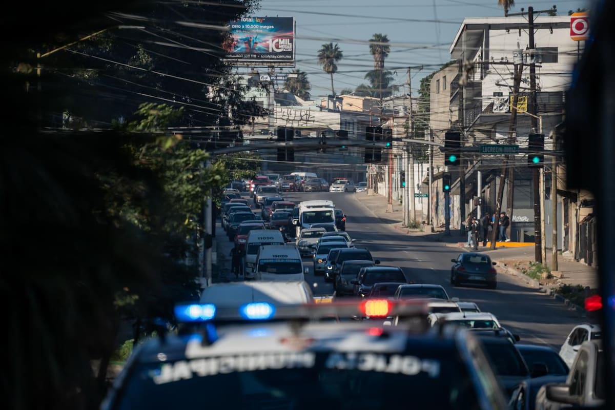 El hombre fue trasladado a un hospital tras ser embestido por un vehículo en la calle Segunda. Foto: Cortesía