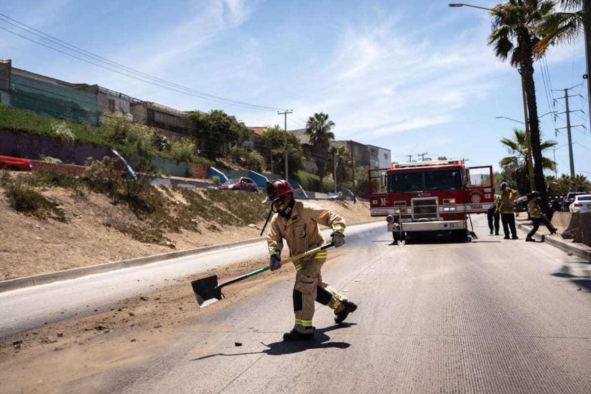 El accidente involucró tres vehículos y obligó al cierre de los carriles con dirección a 5 y 10, lo que provocó intenso congestionamiento vial.
Fotos: Border Zoom.