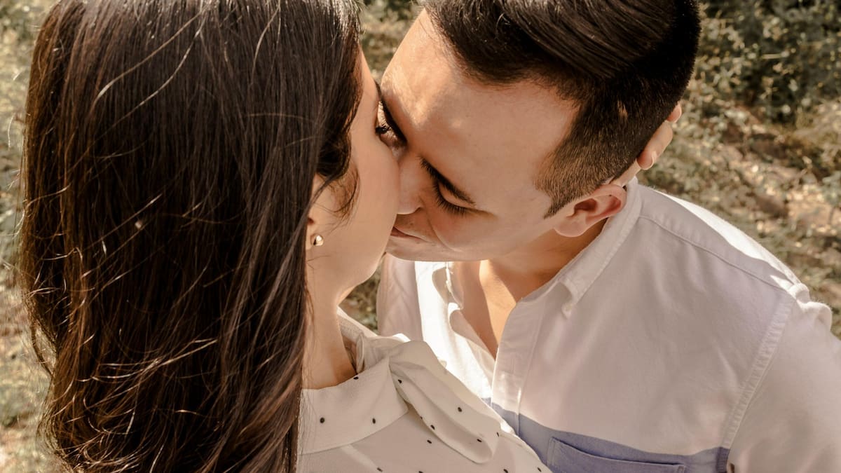 El poder del contacto físico en las relaciones: las parejas con intimidad regular podrían vivir más tiempo fortaleciendo el sistema inmunológico | Foto: Especial (canva)