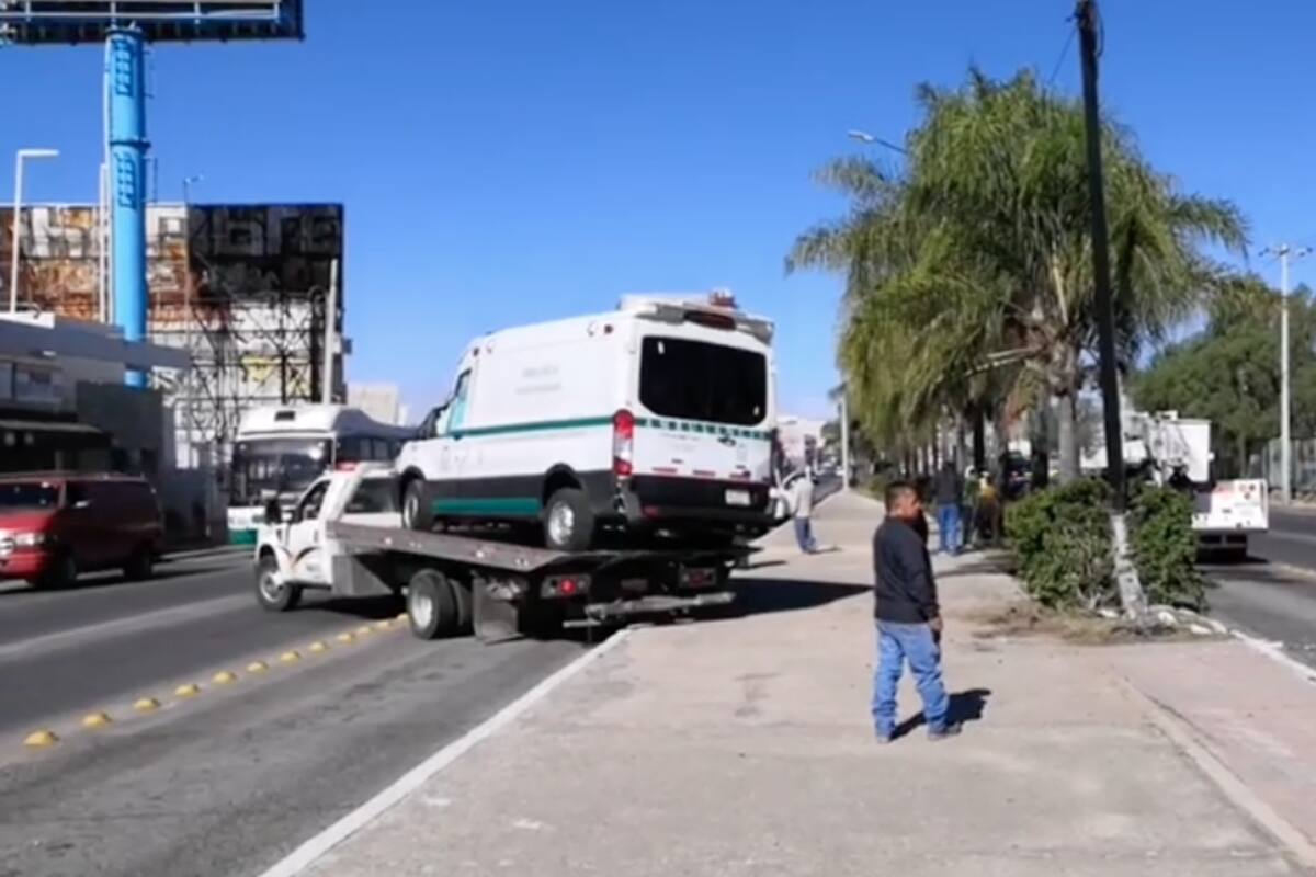 Guanajuato: Conductora impacta a ambulancia del IMSS y la destroza con socorristas y paciente dentro