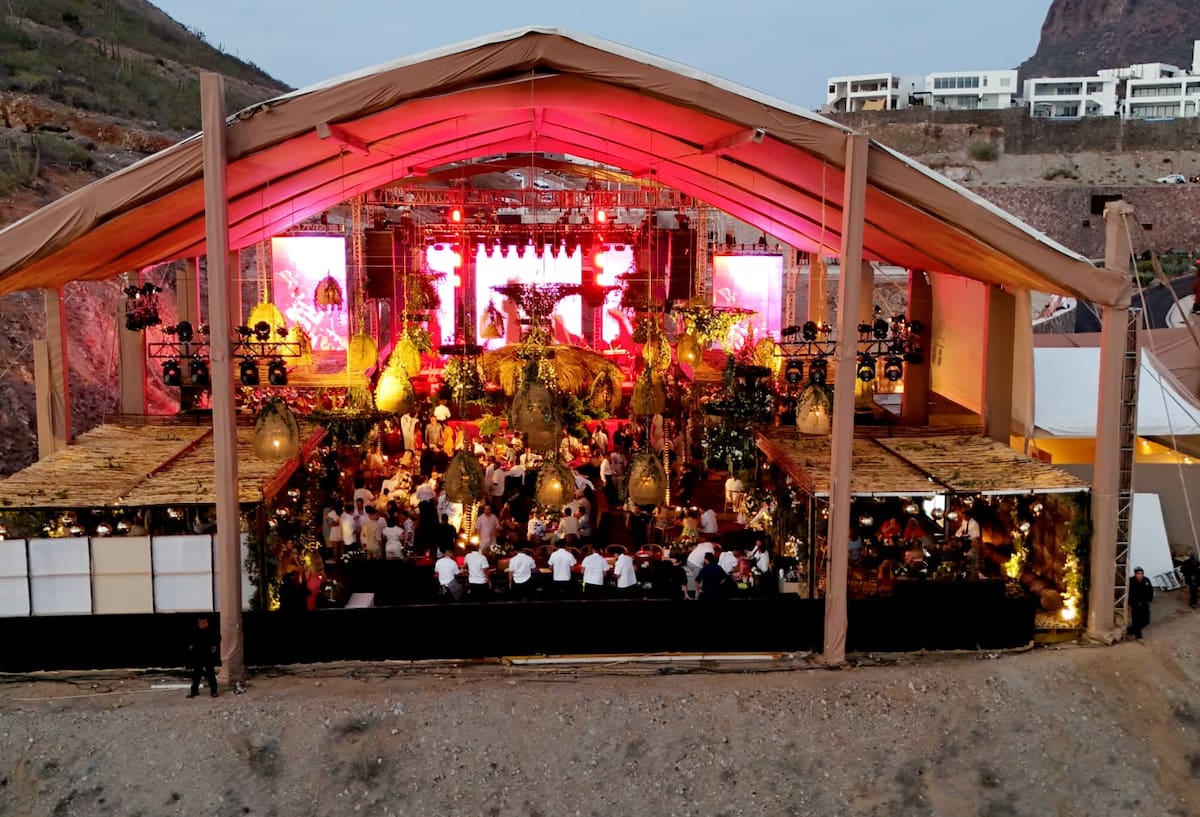 Así se veía el interior de una de las carpas gigantes donde los invitados disfrutaban de la música de varios grupos, entre ellos, Element. FOTO: JULIÁN ORTEGA
