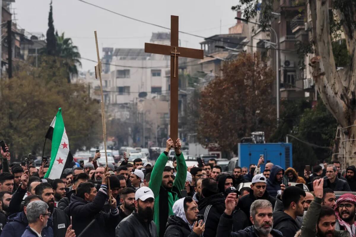 Personas cristianas asisten a una protesta por la quema de un árbol de navidad en Damasco, Siria. / REUTERS.