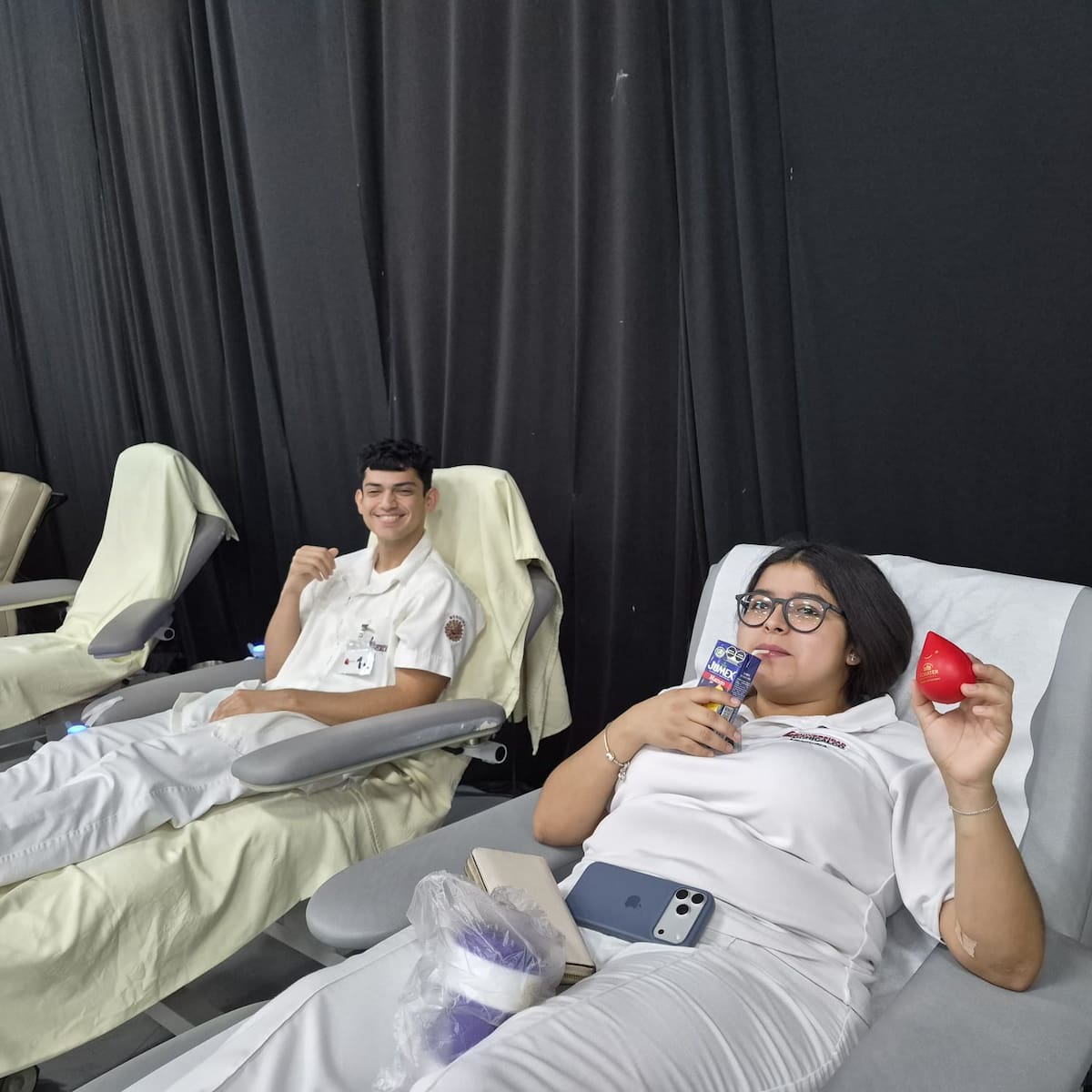 Donadores participaron en la jornada altruista con el apoyo del personal médico encargado de realizar la extracción y supervisar el proceso. Foto: Said Morones