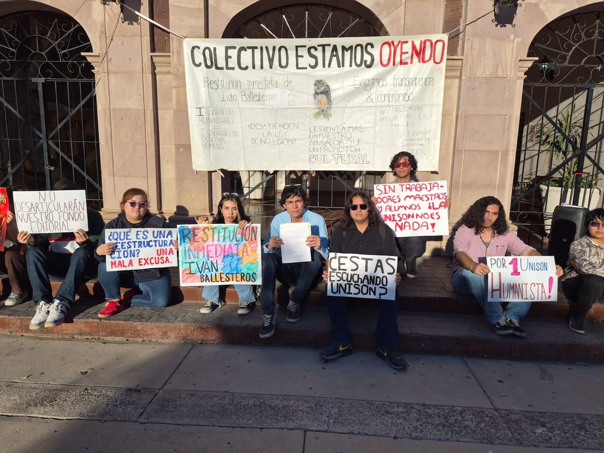 Toman Departamento de Letras en la Unison para exigir regreso de Iván Ballesteros. Foto: Especial