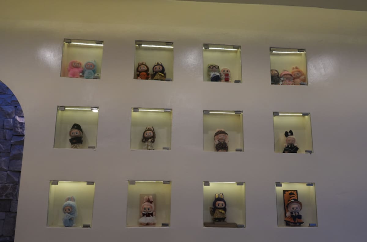 Café temático de Labubu llega a la Cacho con bebidas, postres y decoración inspirada en la popular franquicia. Foto: Carlos Cruz