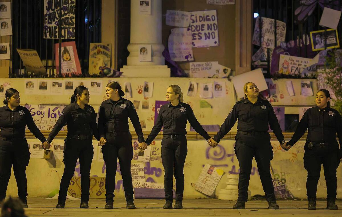 Mujeres policías resguardan el edificio del Poder Judicial del Estado. | Crédito: Eleazar Escobar