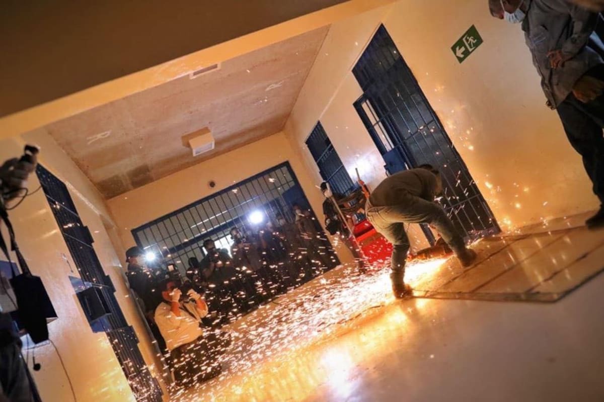 "No va a entrar ni un solo rayo de Sol": El Salvador sella las celdas de 16 mil pandilleros