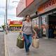 Mientras OXXO mantiene su presencia en las compras rápidas, FEMSA prepara más inversión para que Bara gane espacio entre las familias que comparan precios antes de surtir la despensa