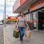 Mientras OXXO mantiene su presencia en las compras rápidas, FEMSA prepara más inversión para que Bara gane espacio entre las familias que comparan precios antes de surtir la despensa