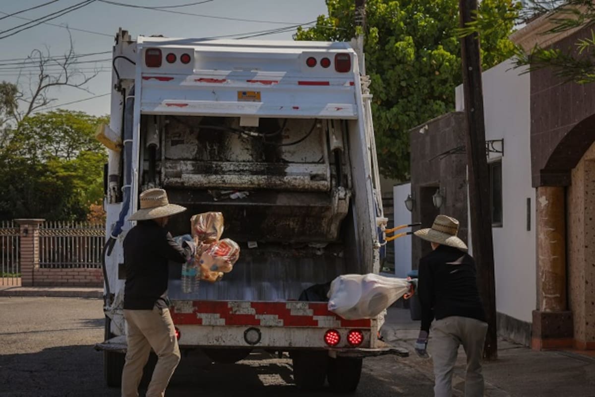 Entre el calor extremo y el deber: 17 años limpiando las calles de Mexicali