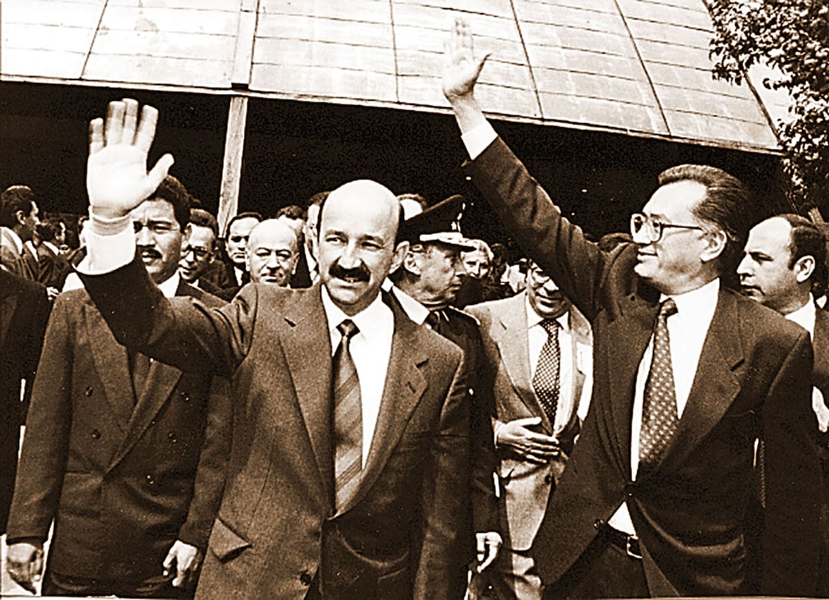 13 MARZO 2012. EL PRESIDENTE CARLOS SALINAS DE GORTARI Y MANUEL BARTLETT QUE TOMO POSESION COMO GOBERNADOR DEL ESTADO DE PUEBLA AÑO 1993. ARCHIVO FOTOGRAFICO