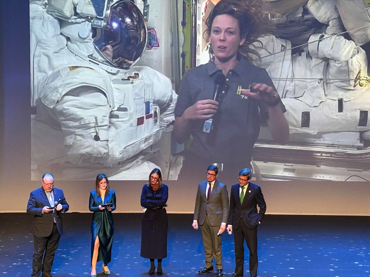 La viceconsejera de Universidad, Investigación e Innovación, Lorena Garrido (c); el teniente alcalde, Álvaro Pimentel (2d), y el consejero de Industria, Energía y Minas, Jorge Paradelas (i), durante la conexión en directo con Nichole Ayers, astronauta que se encuentra en la estación Espacial Internacional, este lunes en Sevilla durante la primera jornada del News Space and Solutions 2025. EFE/Laura Rincón