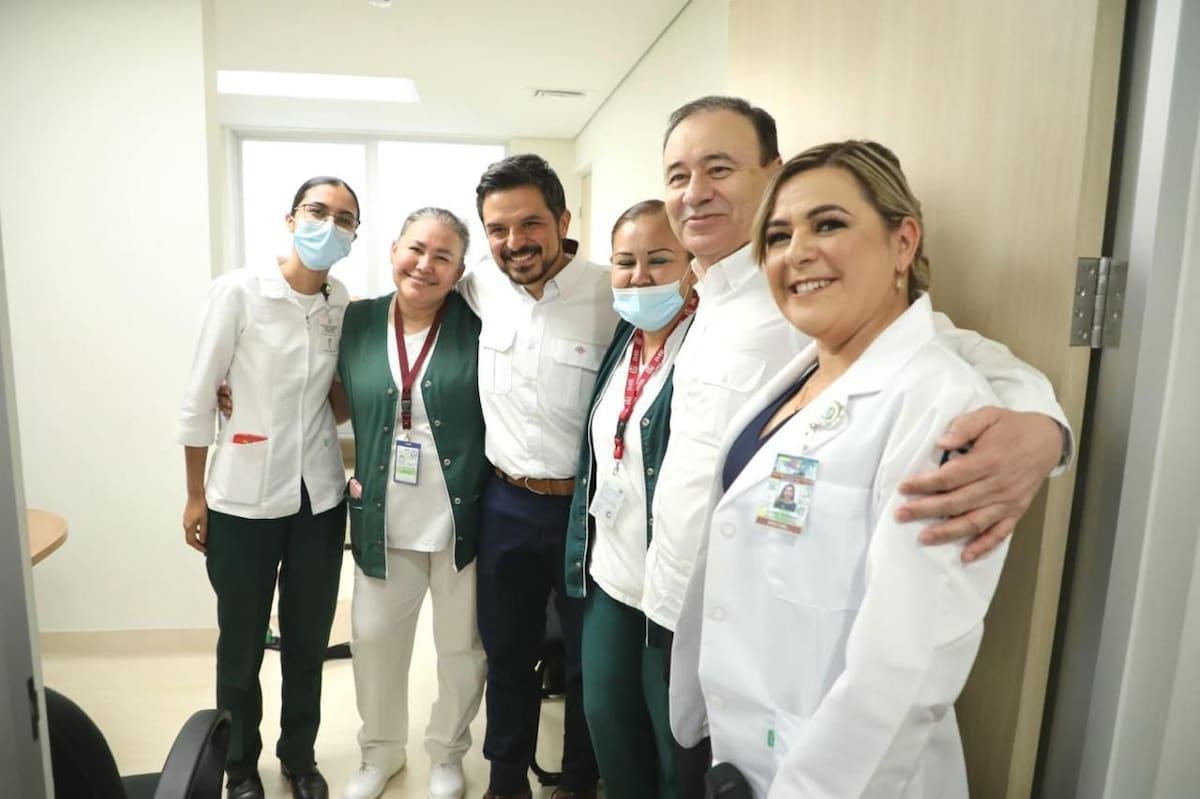 El gobernador Alfonso Durazo y Zoé Robledo, director general del IMSS, en uno de los hospitales de Sonora.