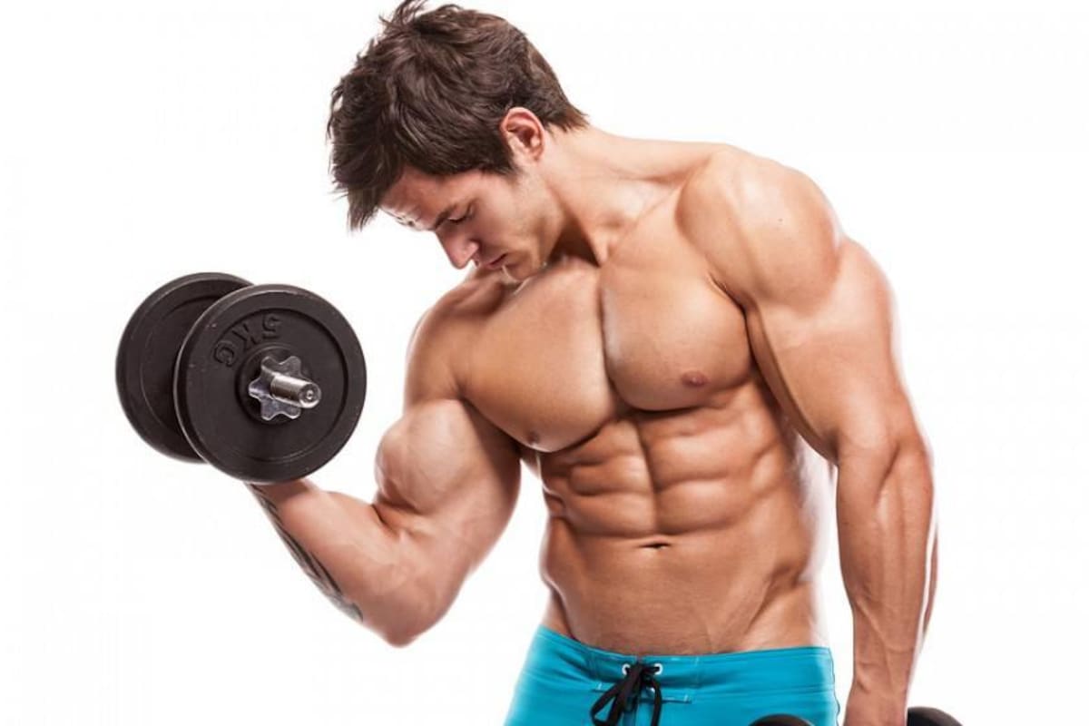 Las pesas libres permiten movimientos más naturales y activan varios grupos musculares durante cada ejercicio.