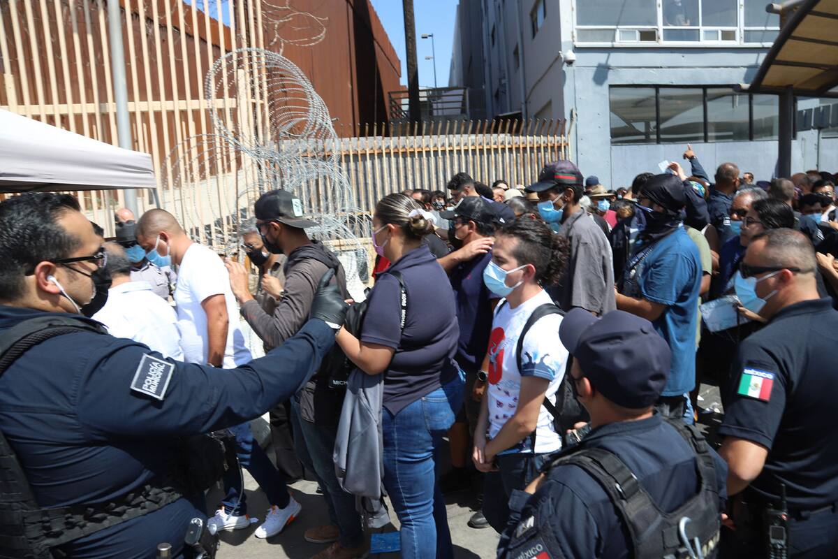 Causa horas de espera manifestación en garita peatonal de San Ysidro