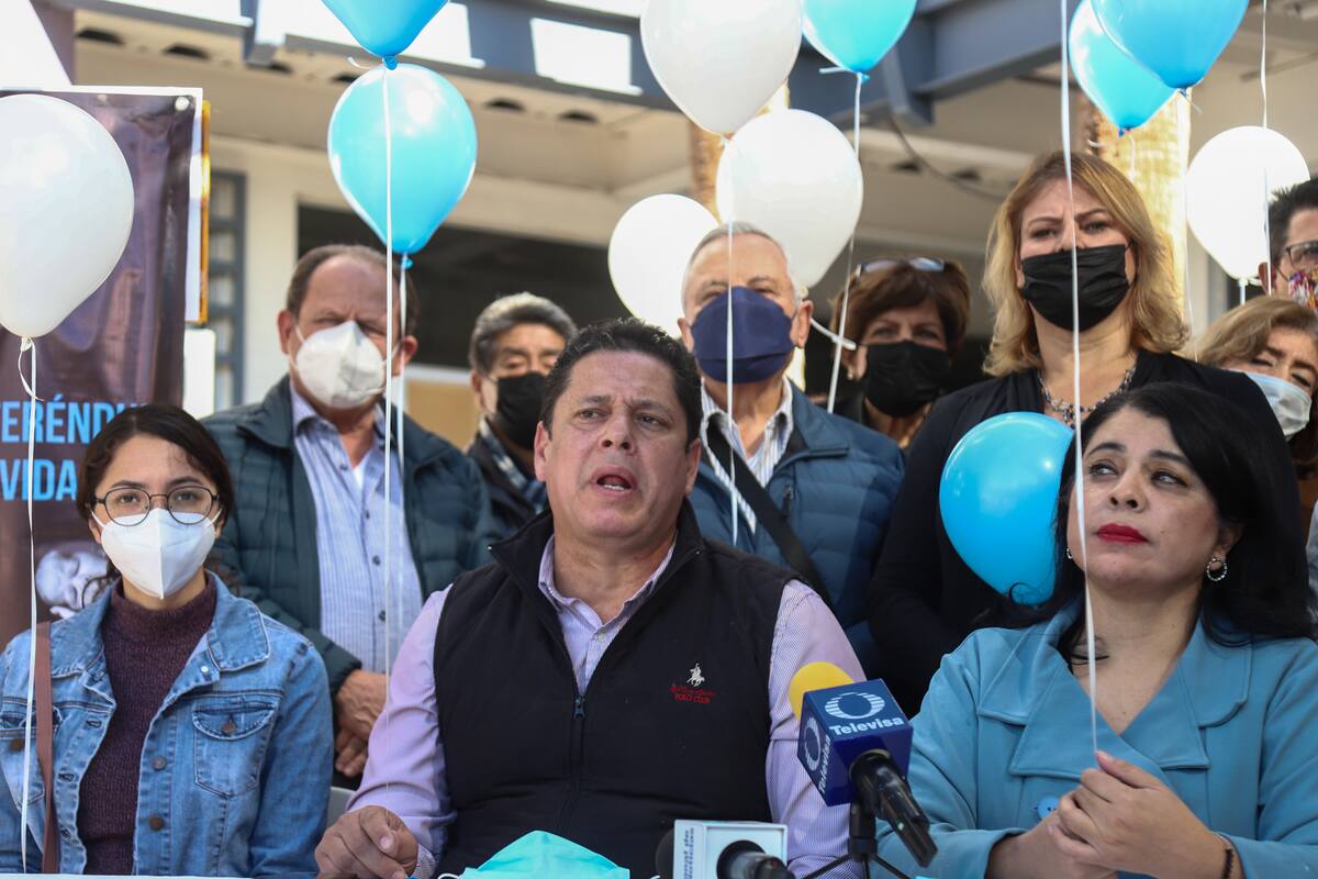 Presentan firmas para referéndum en contra del aborto