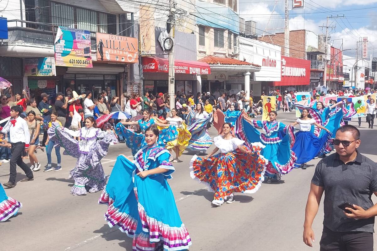 Realizan colorido desfile cívico militar en Nogales