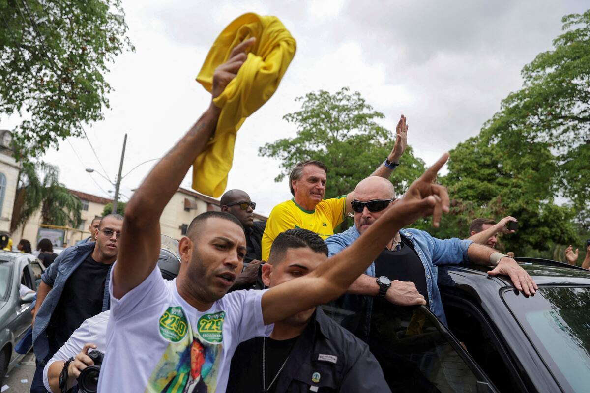 Presidente de Brasil y candidato presidencial Jair Bolsonaro saluda a sus seguidores tras votar durante las elecciones presidenciales en Rio de Janeiro, Brasil, octubre del 2022. REUTERS/Pilar Olivares
